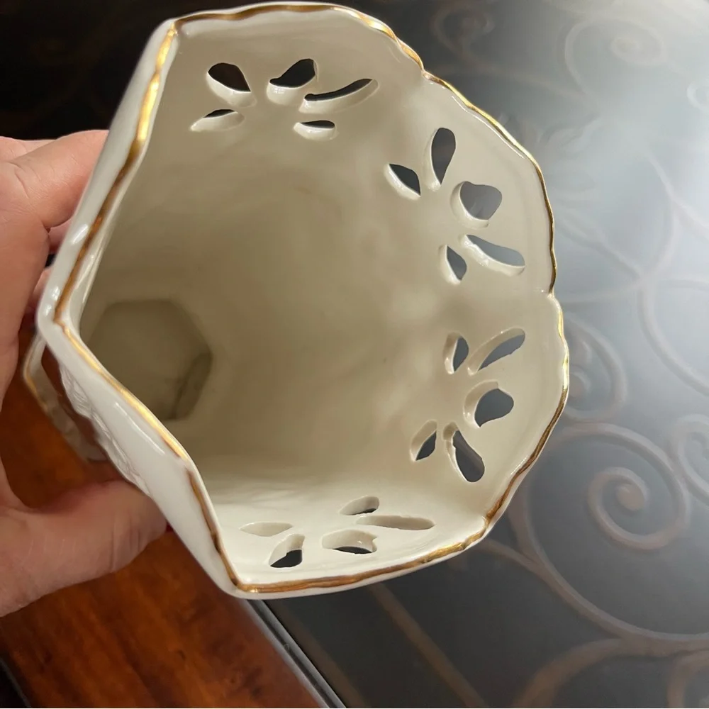 Pierced Ivory Ivory Vase with Gold Trim Papel Freelance